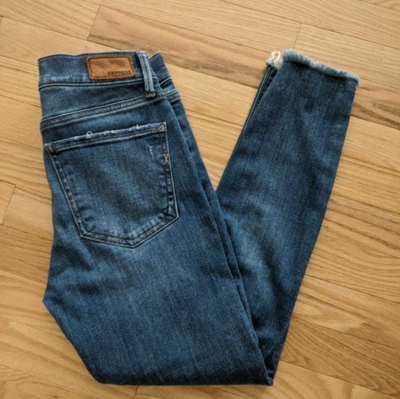 NWOT!! Express Mid Rise Ripped Raw Hem Cropped Jea - Picture 9 of 10